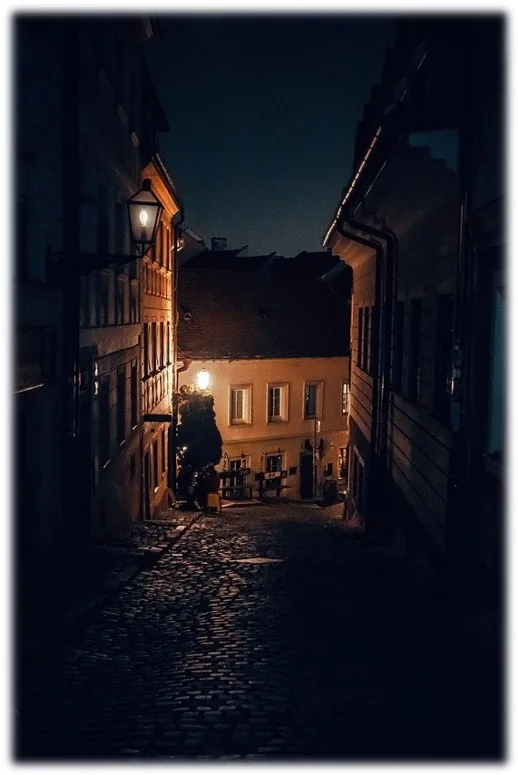 eine Straße in der Dämmerung