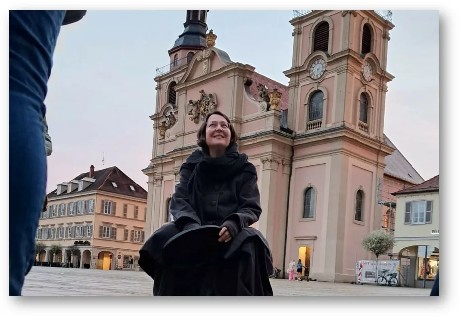 Die Stadtführerin vor der Stadtkirche Ludwigsburg